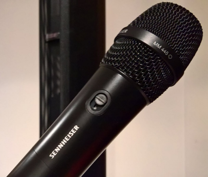 File:Sennheiser MM445 with L1 Pro32.jpg